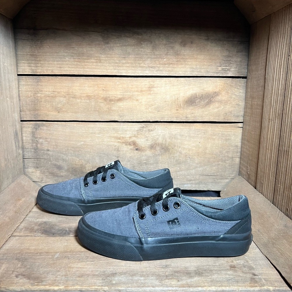 SOLD-DC SHOES CANVAS LOW SKATE TRAINERS ATHLETIC SHOES YOUTH 3/WOMEN’S 4.5-5
